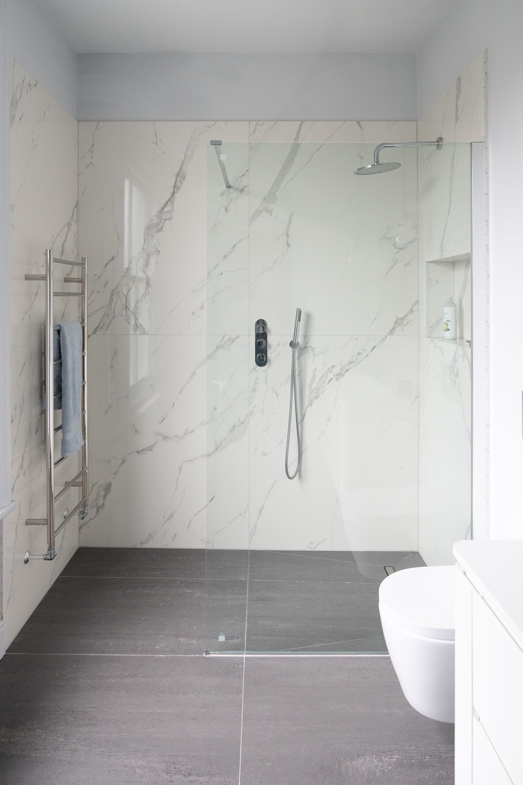Hur du enkelt kan skapa en modernt utseende med glasväggar i badrummet