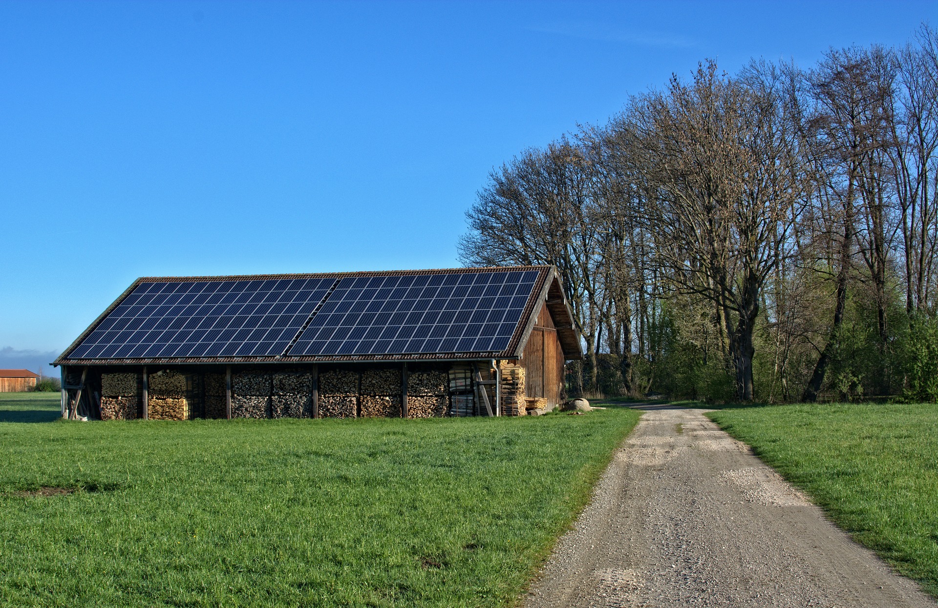 Bilden visar solcellspaneler monterade på sommarstuga, solceller perfekta för att skapa off-grid lösningar