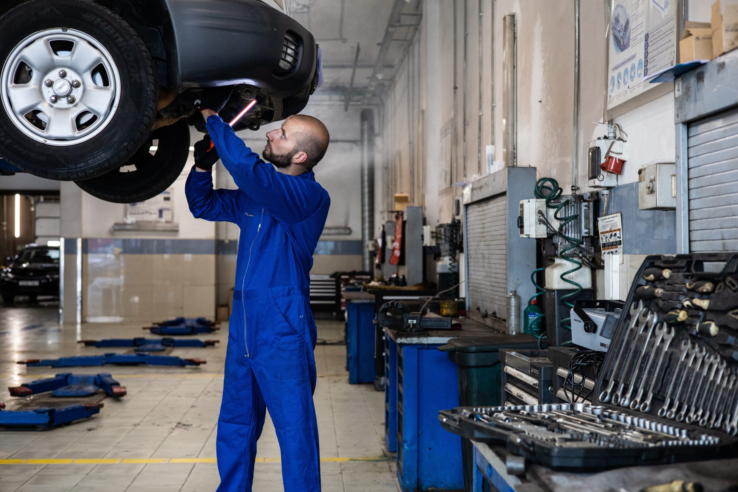Märkesverkstad för Citroen och Peugeot i Kalmar som utför AC service, däckbyten och bilreparationer och bilservice i Kalmar