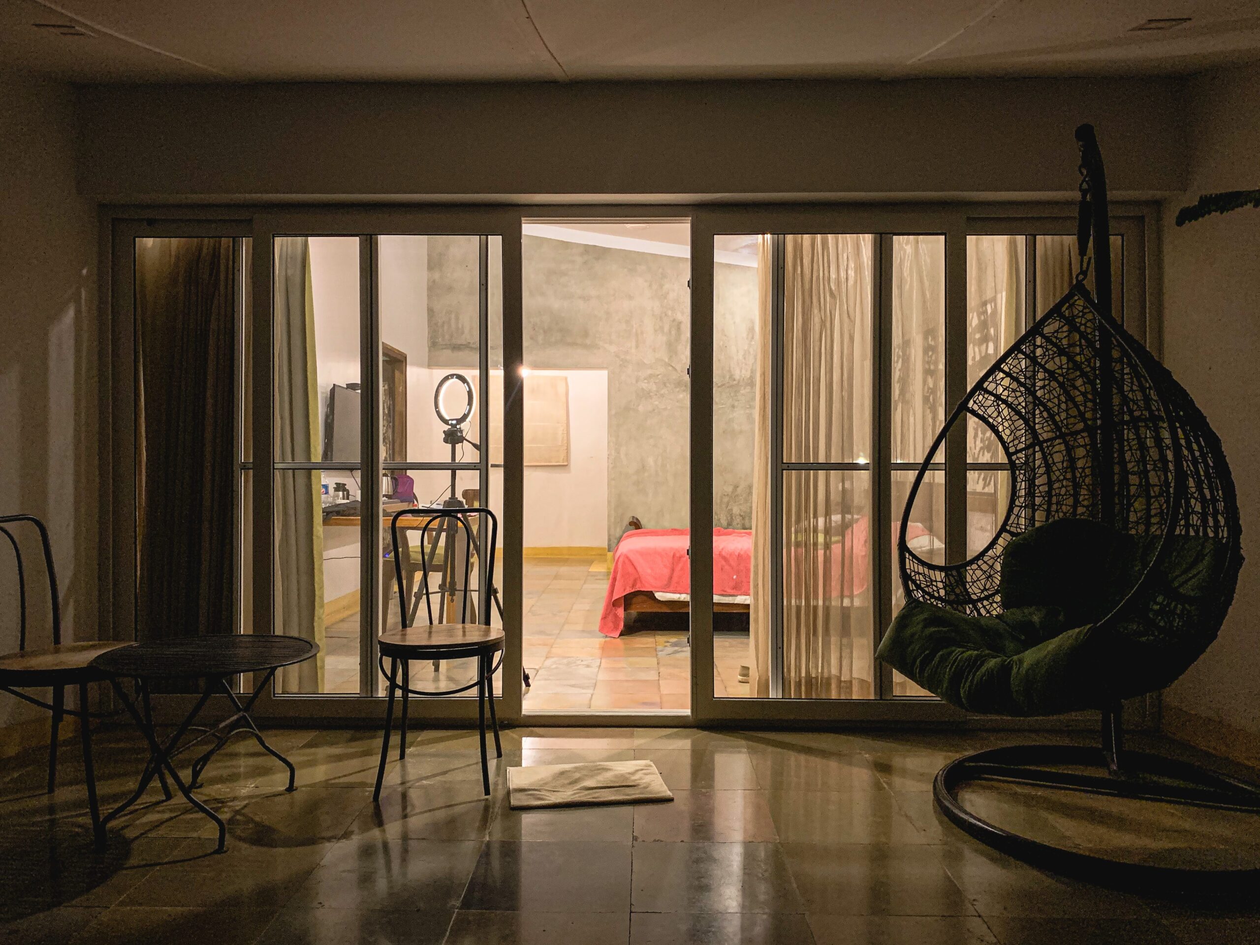 Bilden visar: En elegant rumsavdelare vägg som definierar ett privat arbetsområde i en öppen planlösning.